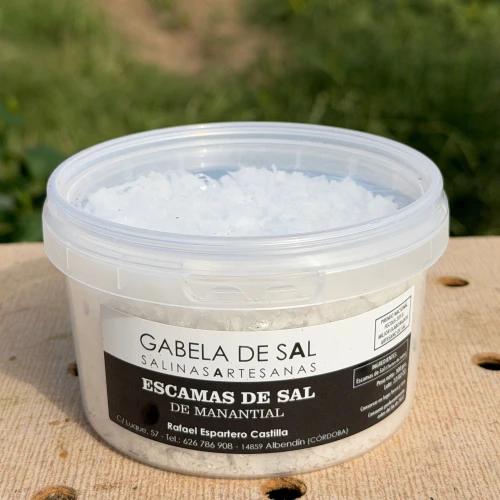 Escamas de sal de manantial